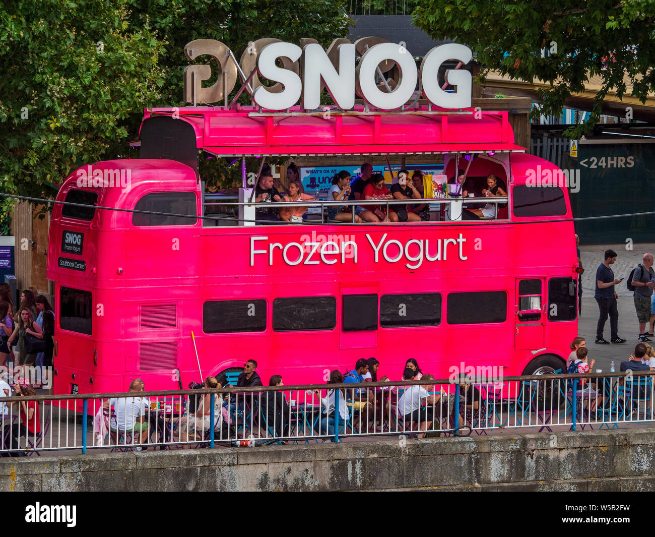 SNOG Frozen Yogurt Bus on London's SouthBank on the banks of the River Thames Stock Photo