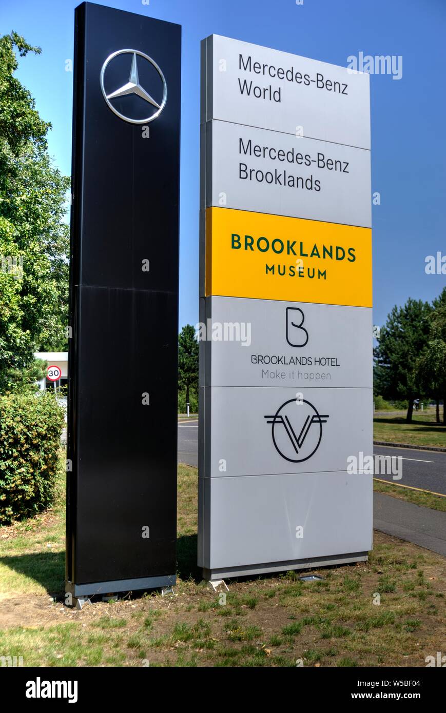 Mercedes benz signage hi-res stock photography and images - Alamy
