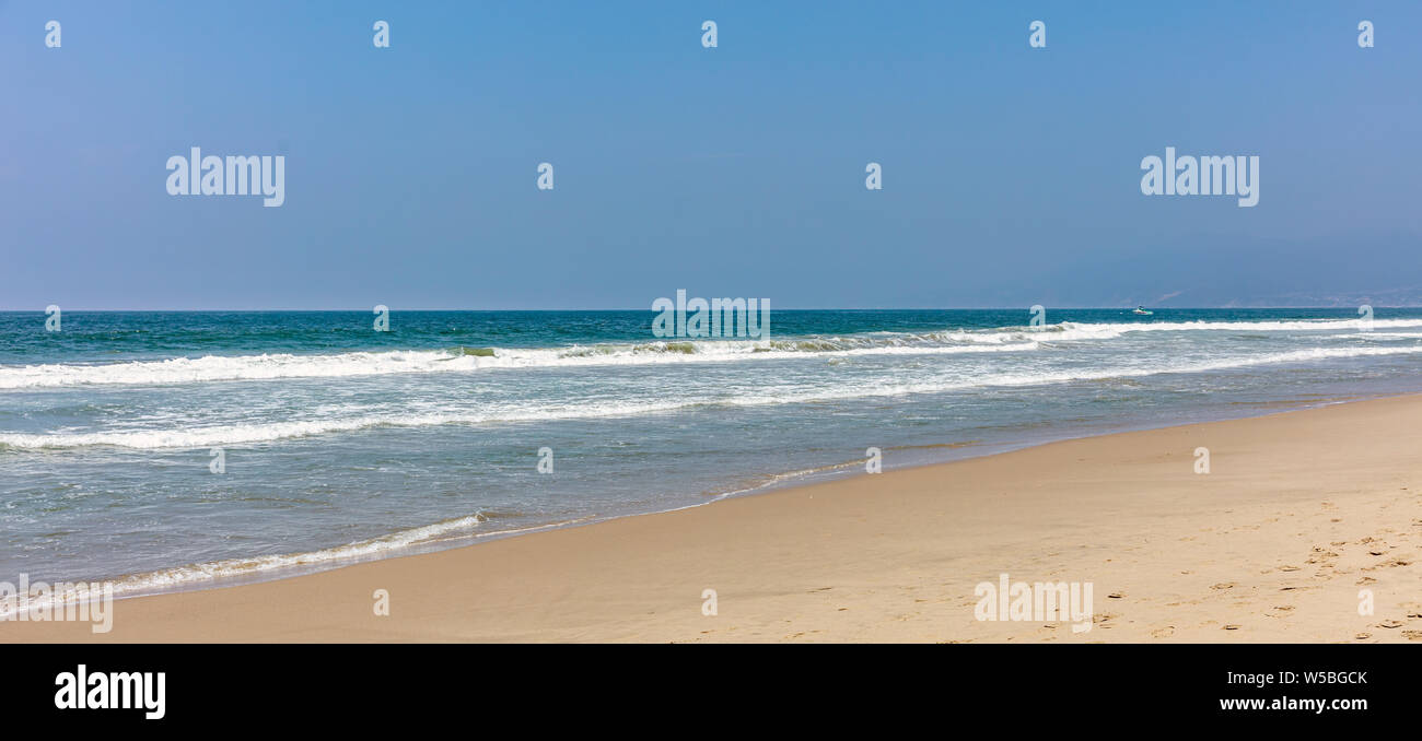 Empty sandy sea hi-res stock photography and images - Alamy