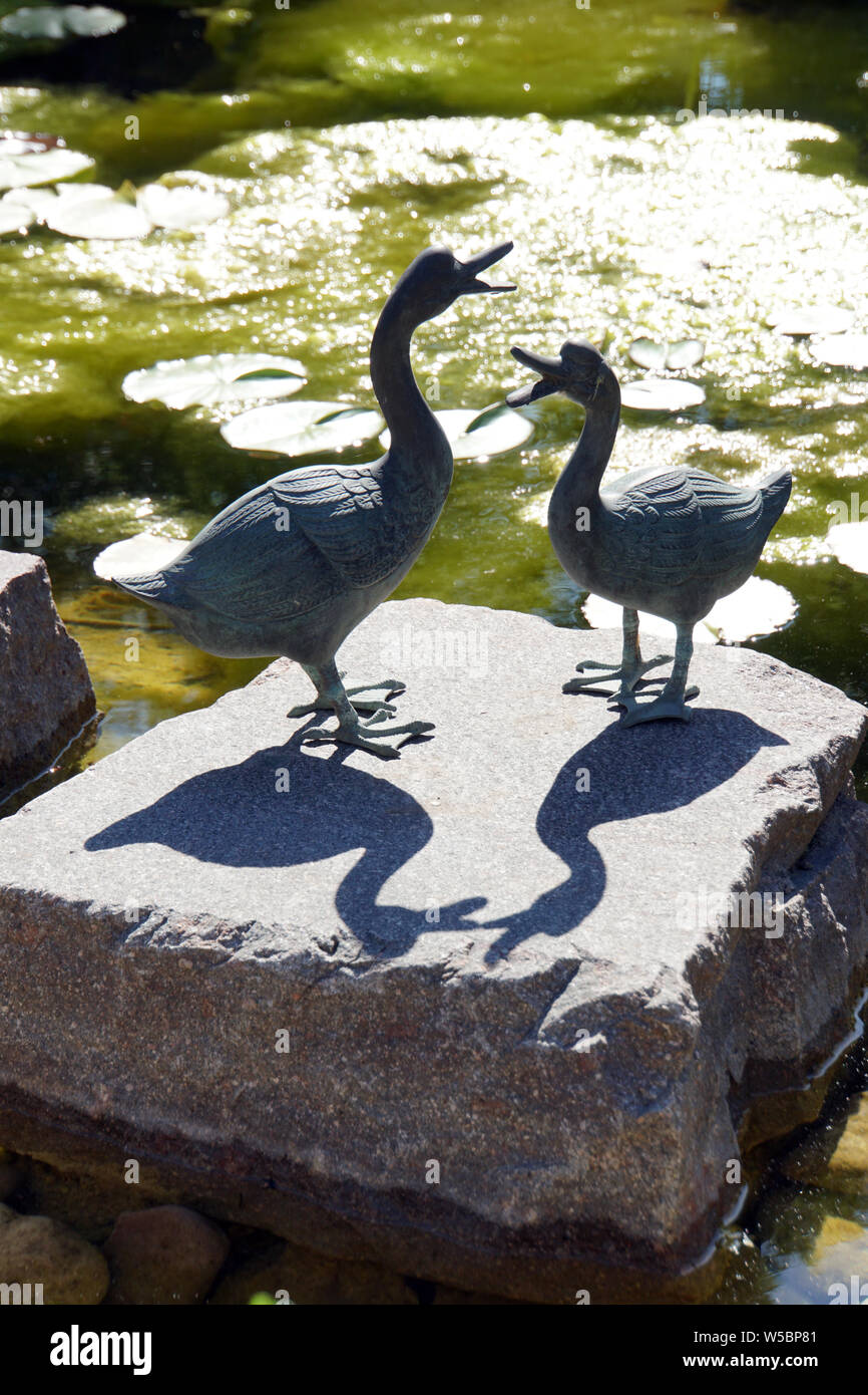 Dekoration mit zwei Enten am Gartenteich Stock Photo - Alamy