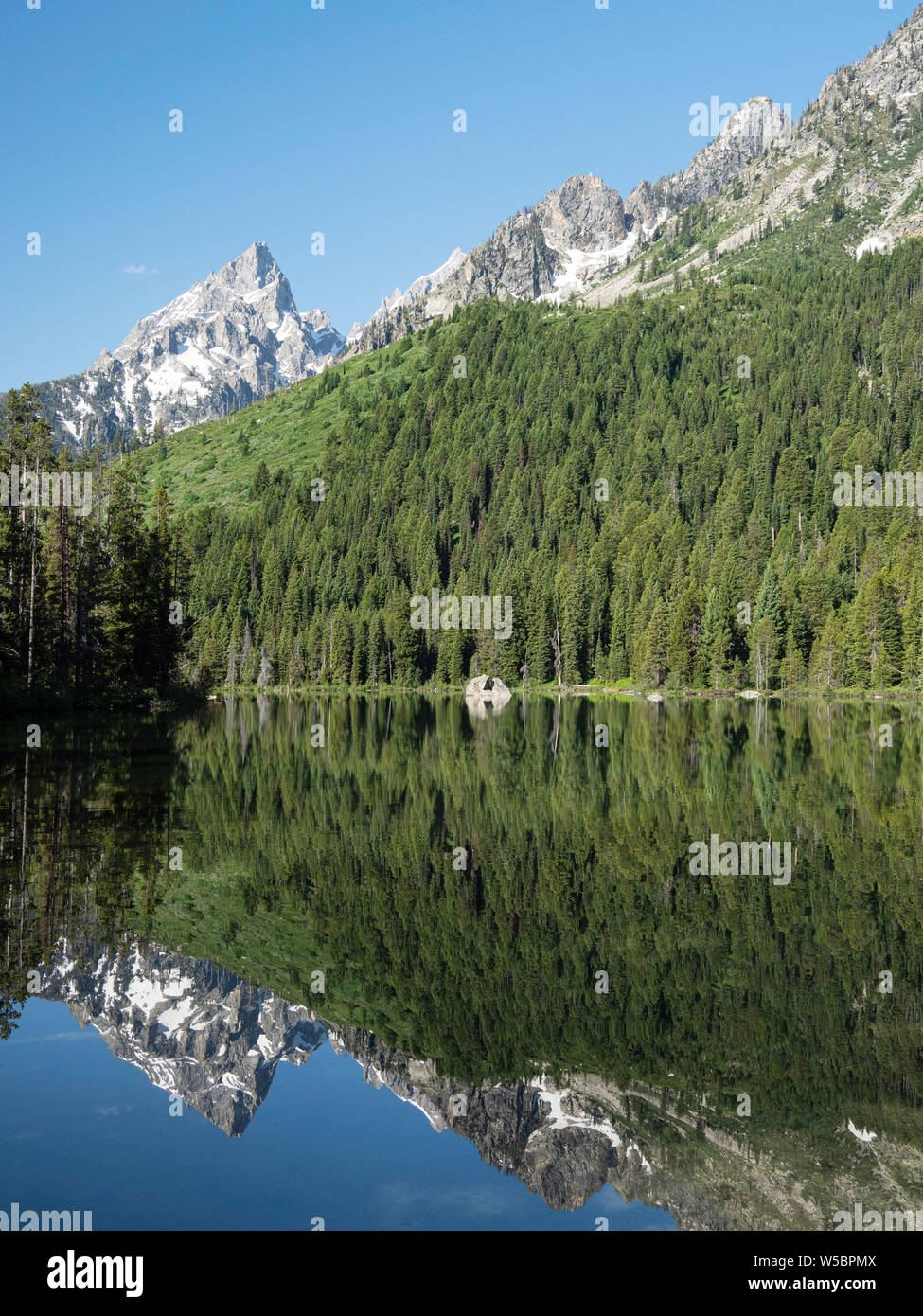 Snow capped mountains hi-res stock photography and images - Alamy