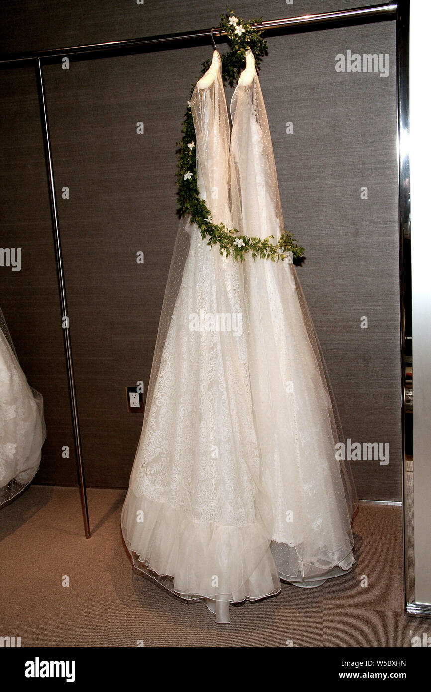 Pronovias High Resolution Stock Photography and Images - Alamy