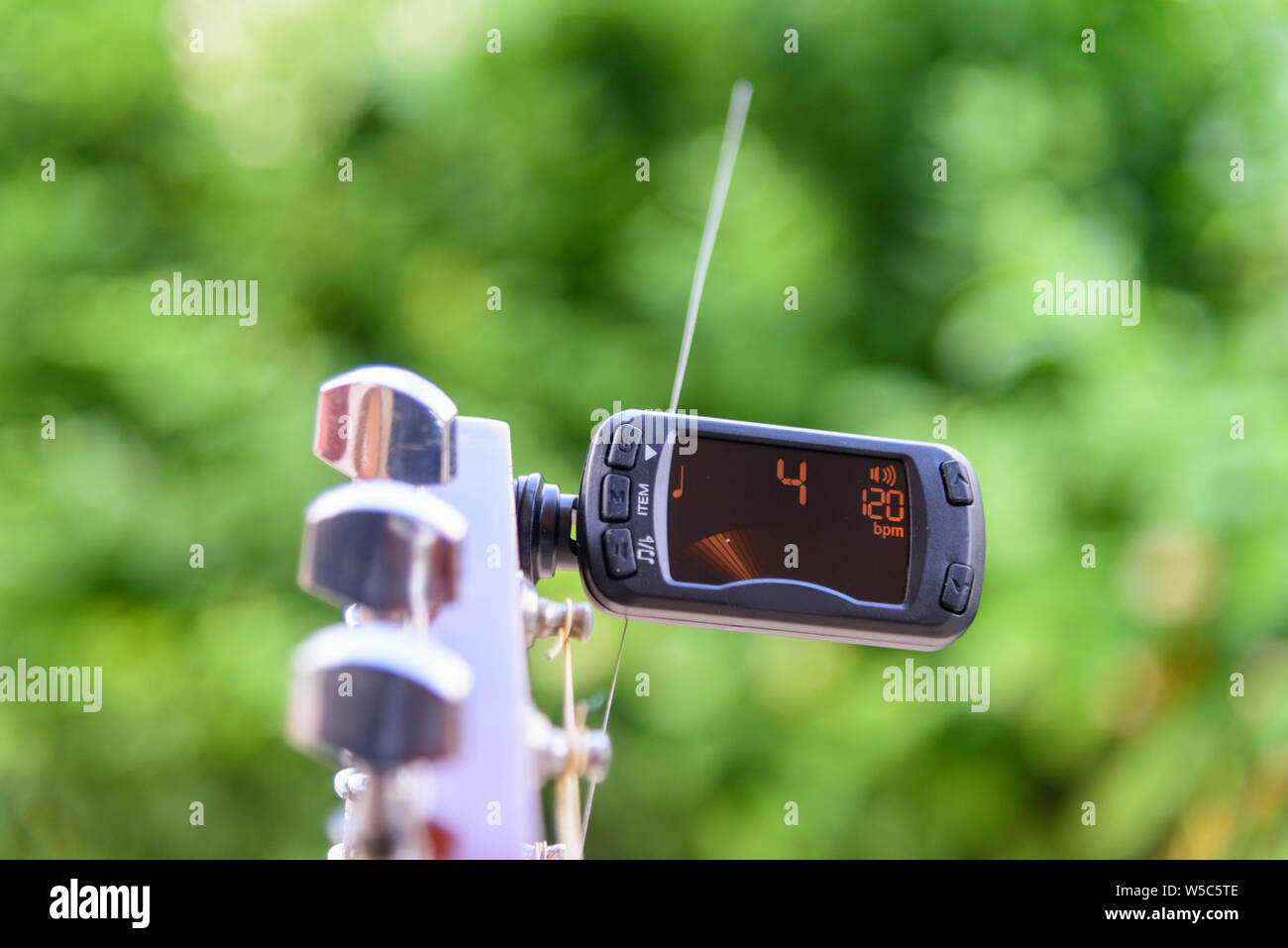 use metronome function in digital guitar tuner for practice guitar