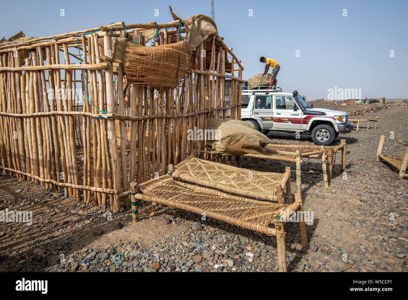 Makeshift shelter hi-res stock photography and images - Alamy