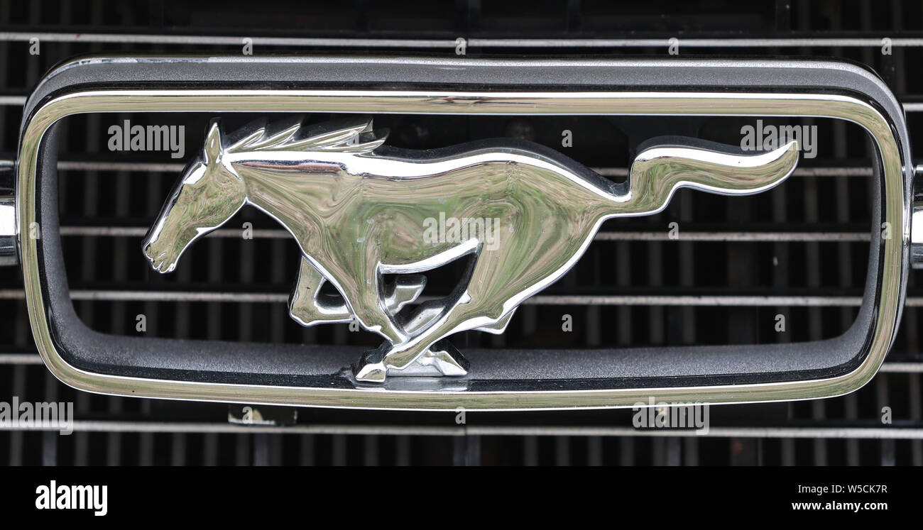 Ford Mustang Pferd Logo auf dem Kühlergrill des klassischen amerikanischen  Auto Stockfotografie - Alamy