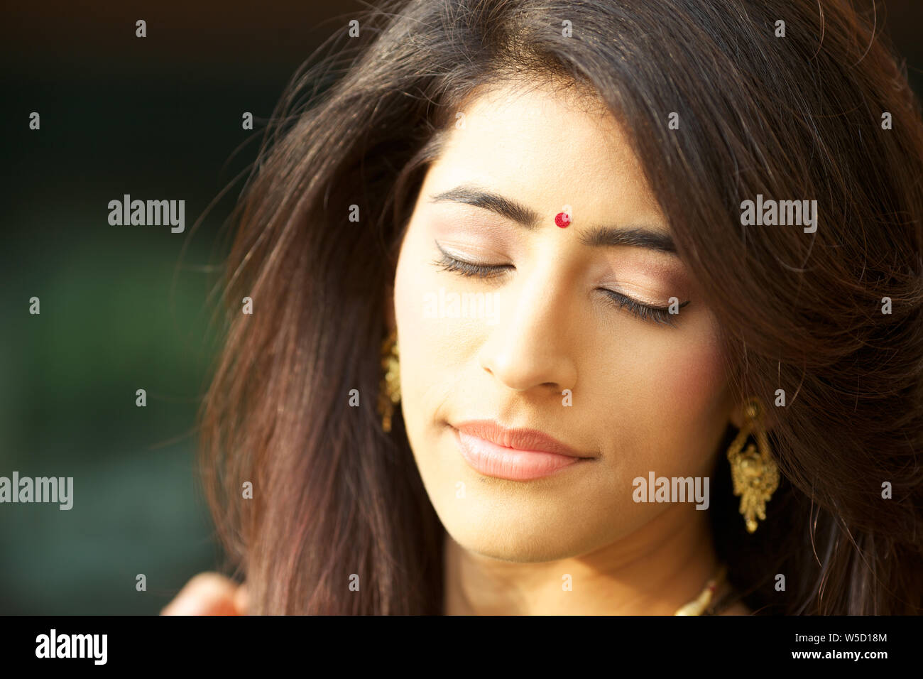 https://c8.alamy.com/comp/W5D18M/close-up-of-an-indian-beautiful-woman-W5D18M.jpg