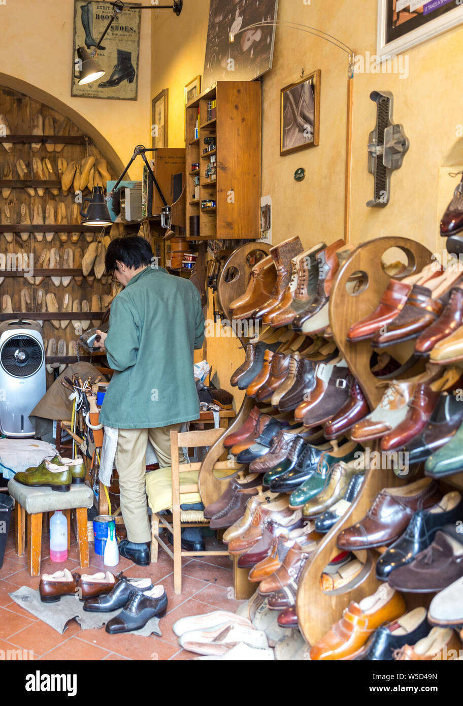 FLORENCE ITALY MAY 04 2018 Fashion classical polished men s handmade shoes selling in shop in Florence Stock Photo Alamy