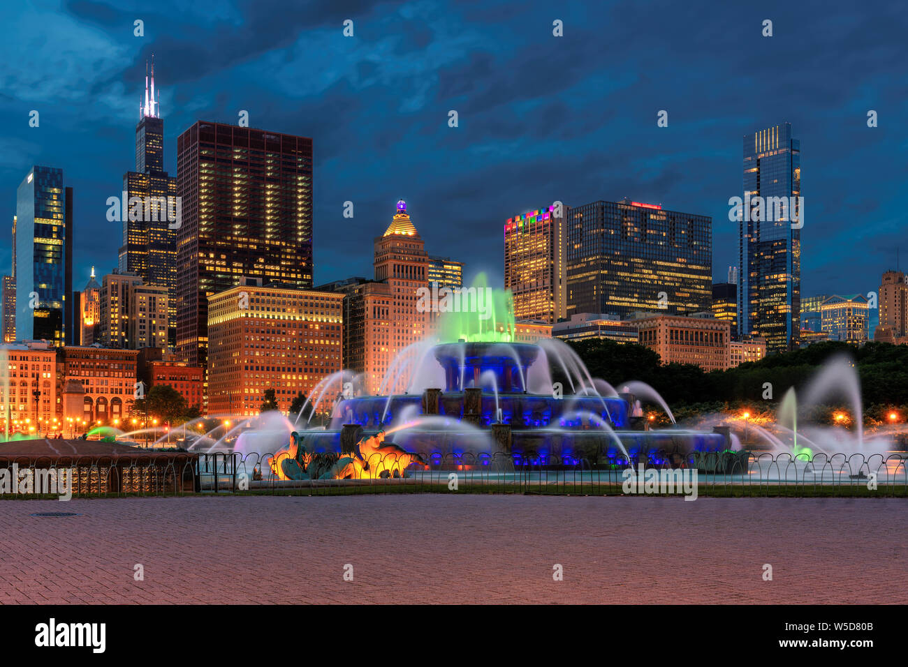 Chicago skyline night hi-res stock photography and images - Alamy