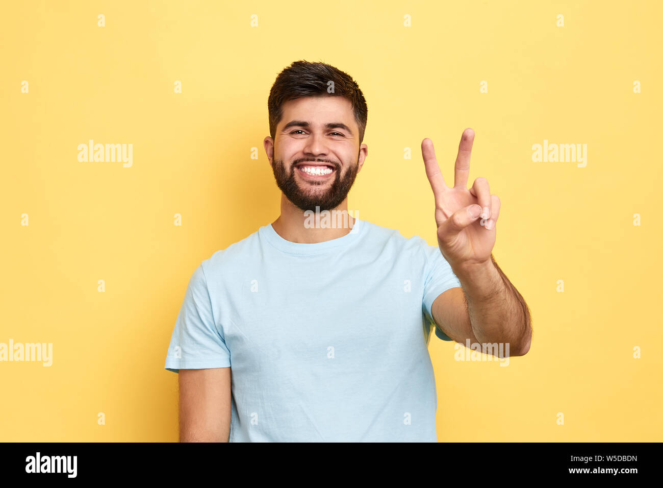 мужчина палец вверх. человек показывает два. мужик показывает два пальца. человек с поднятым пальцем. парень показывает два пальца.