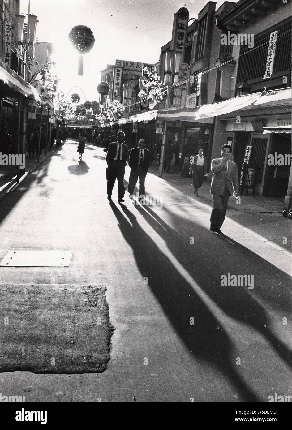 1960s, historical, New Yortkers crossing W42 Street in
