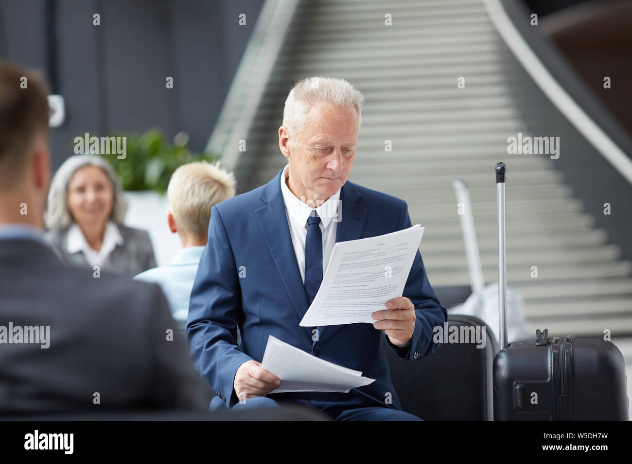 Airport people waiting reading hi-res stock photography and images - Alamy