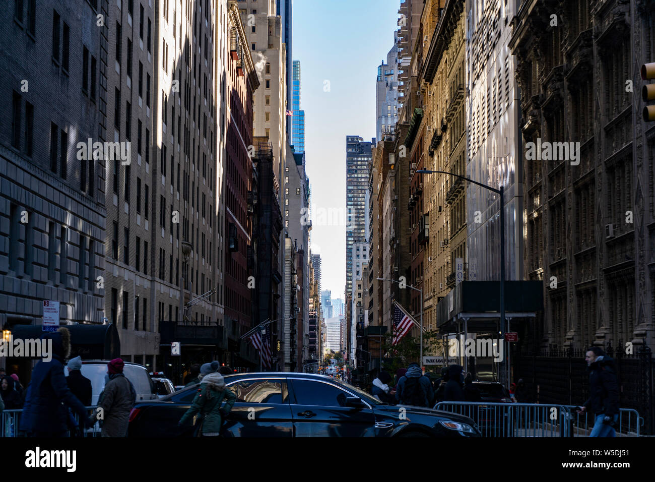 NEW YORK CITY - november 2018: Busy crowds of people walk across 3rd ...
