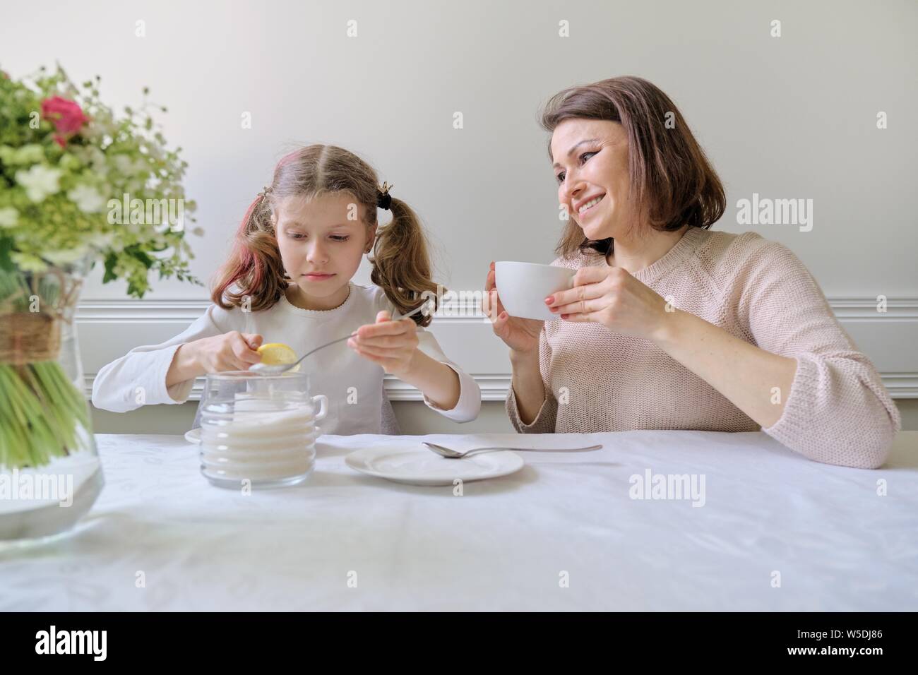 Мама пьет дочку. Мать и дочь за столом. Мама с дочкой за столом. Мама с дочкой пьют чай. Мама и дочка за столом радость.