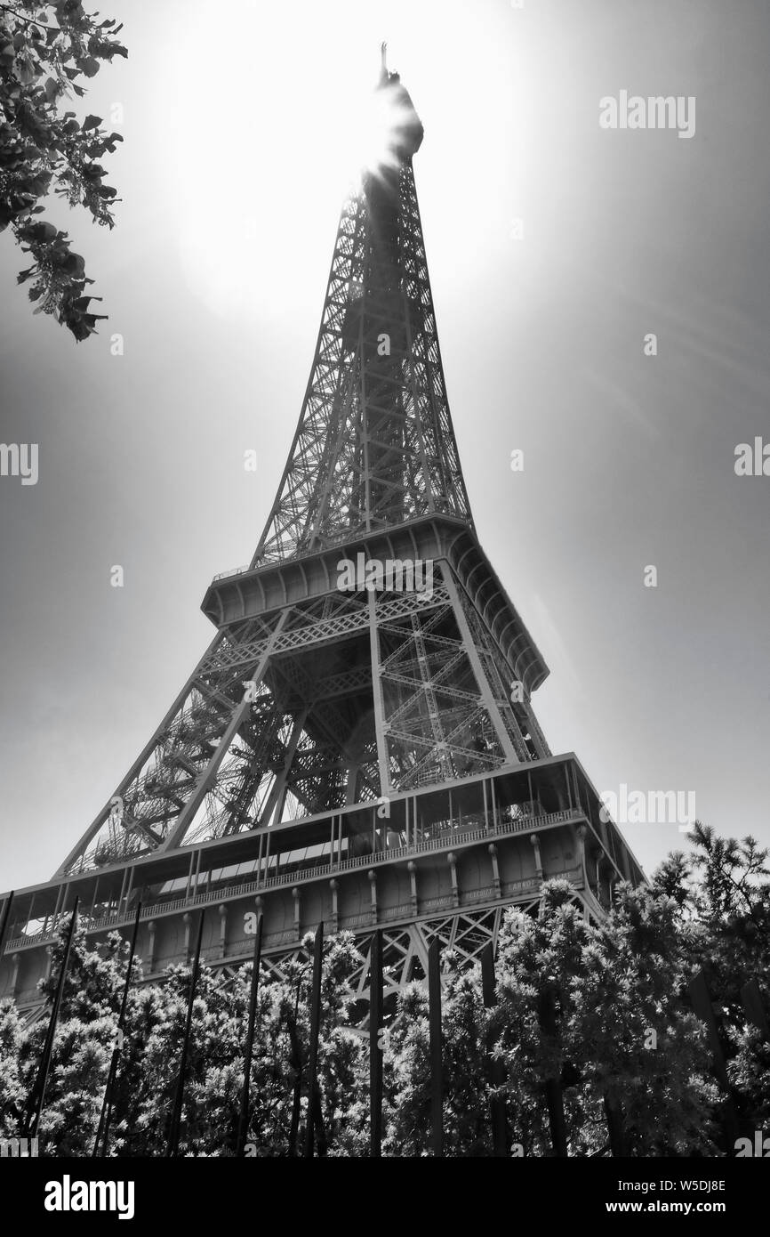Eiffel Tower with the sun behind it in black and white Stock Photo