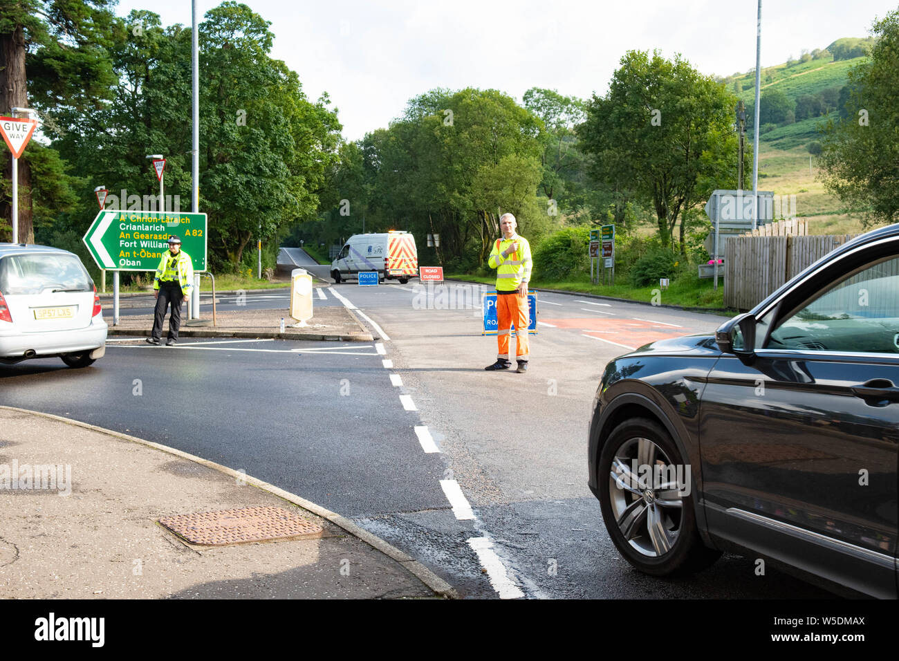 Tarbet, Scotland, UK. 28th July, 2019. busy A82 road closed and traffic diverted due to a serious accident between Luss and Tarbet Credit: Kay Roxby/Alamy Live News Stock Photo