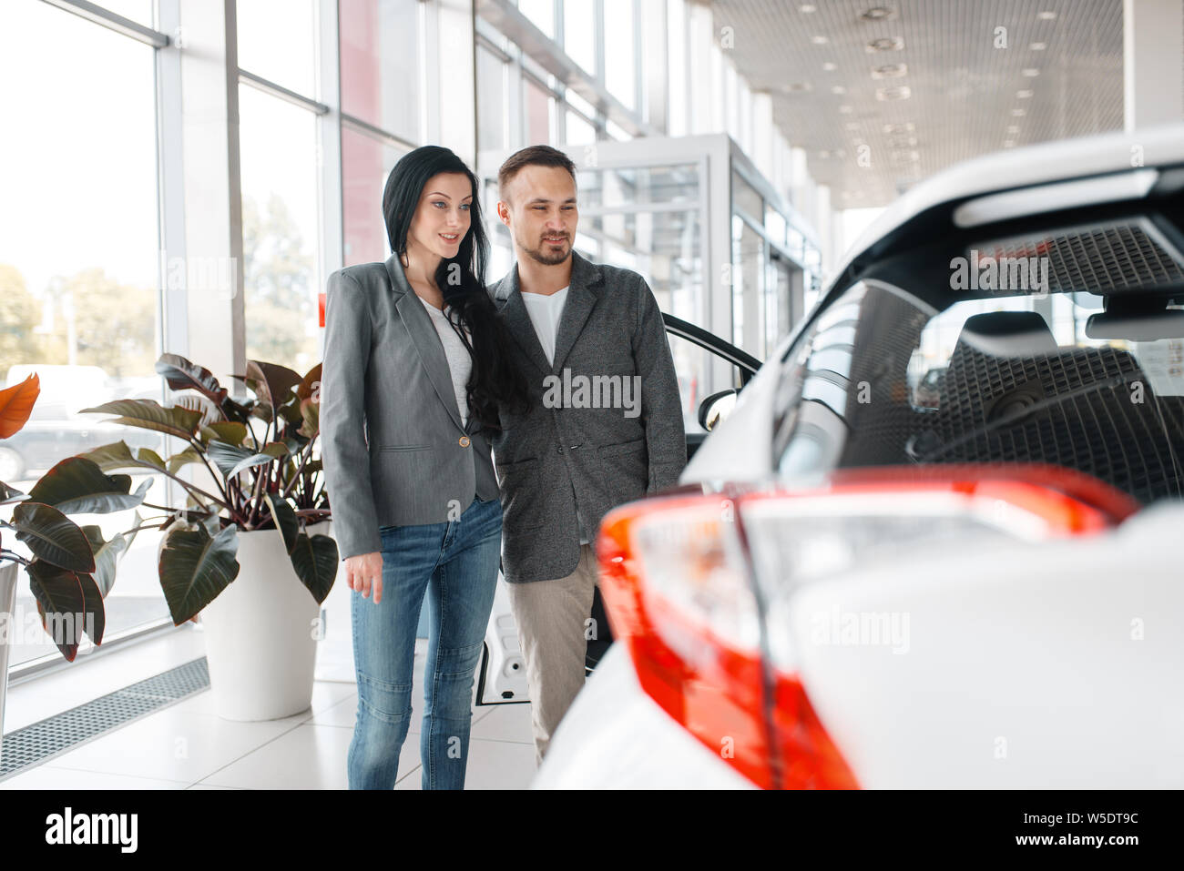 New car for sale and happy hi-res stock photography and images - Alamy