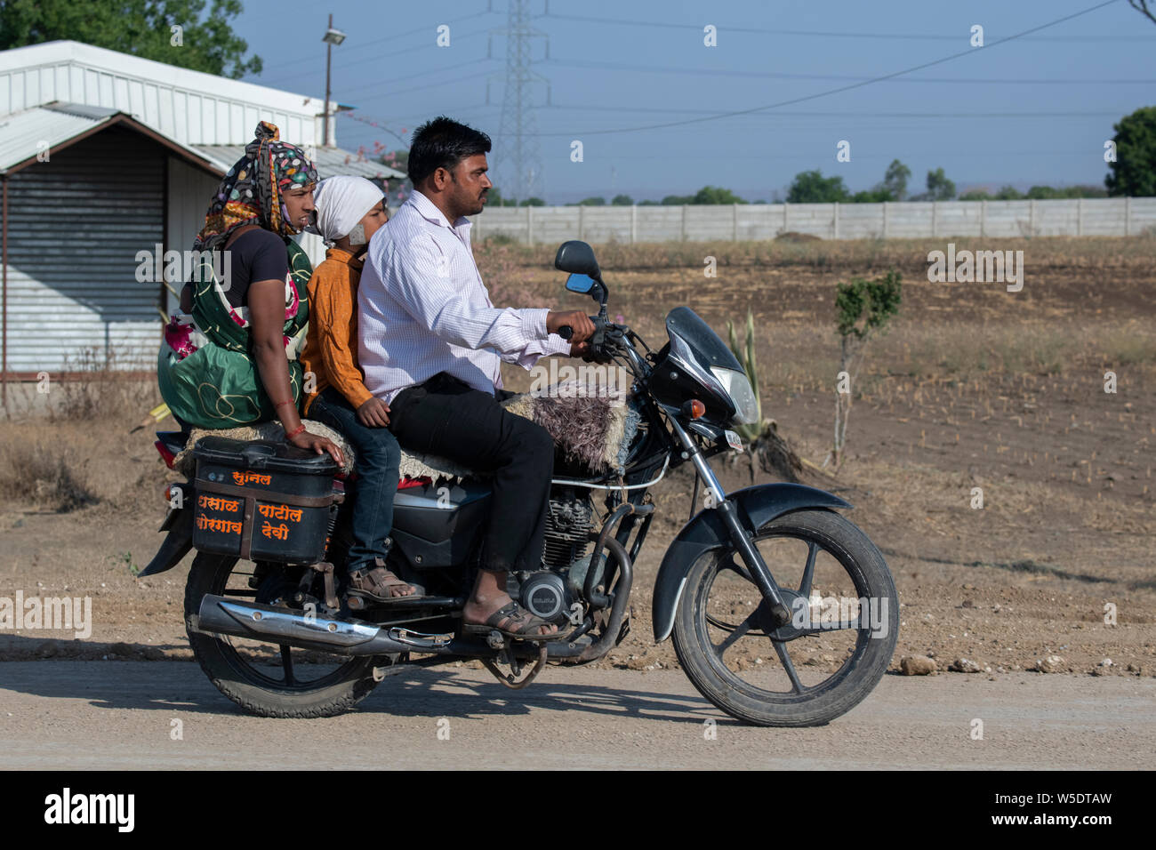 India, state of Maharashtra, Aurangabad. Family on a motorcycle Stock