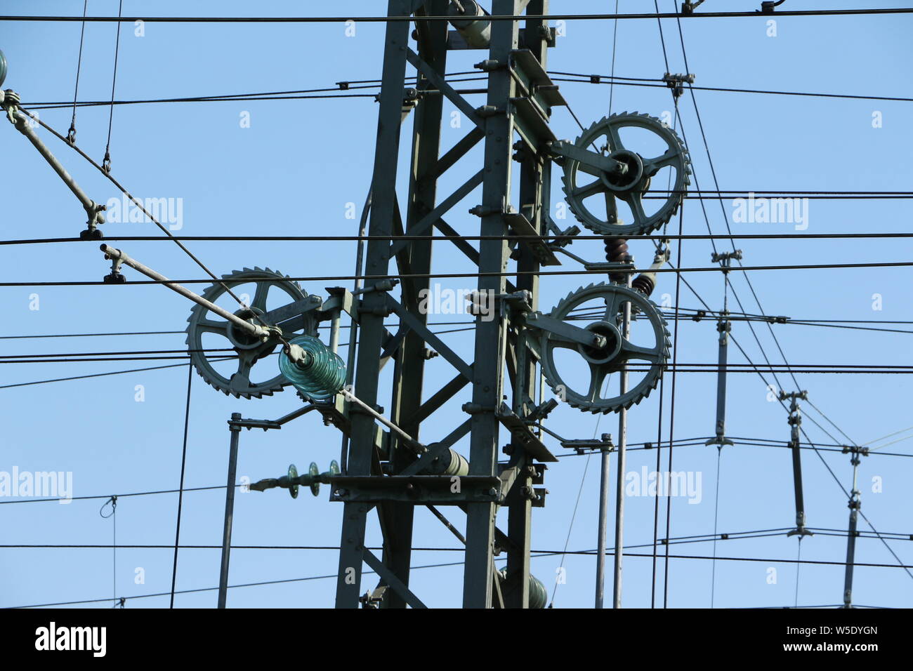 Stromleitungen im Bahnhof von Radolfzell am Bodensee in Süddeutschland Stock Photo
