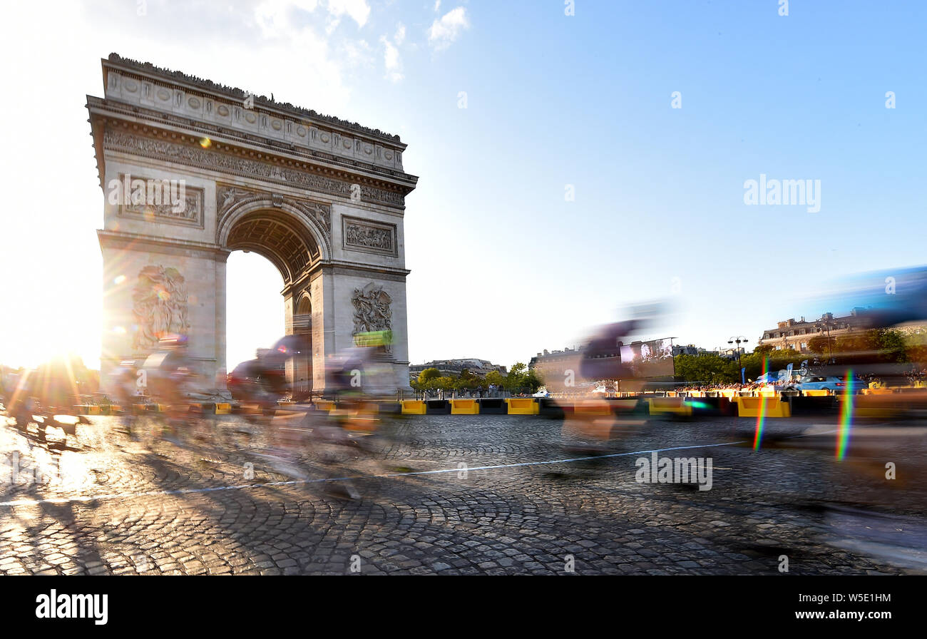 A general view of the peloton cycling past the Arc De Triomphe during stage 21 of the Tour de France during stage 21 of the Tour de France. Stock Photo