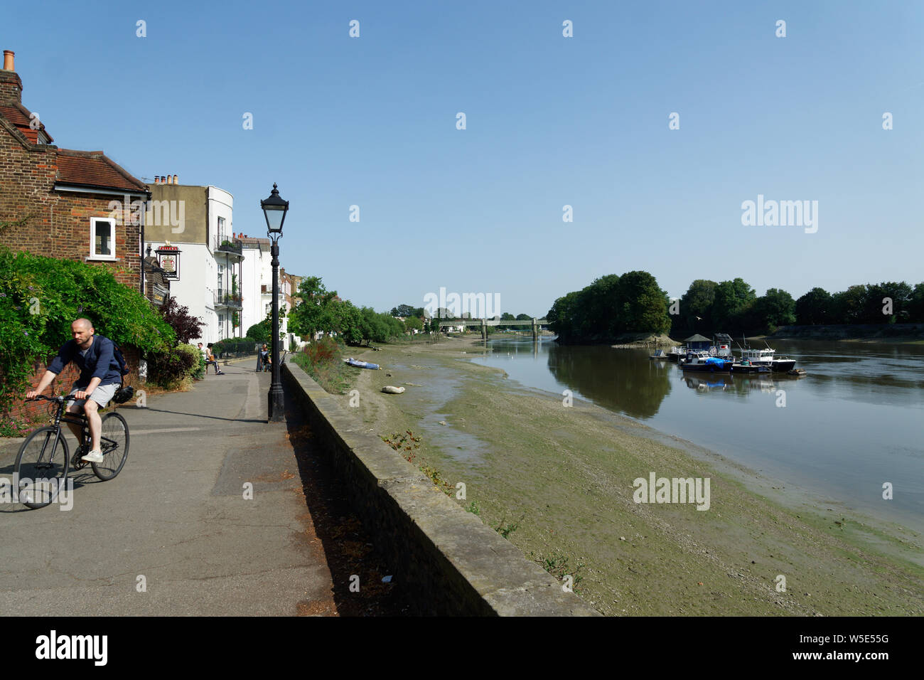 UK Weather: Strand-on-the-Green, Chiswick, in record breaking sunshine. July 2019 Stock Photo