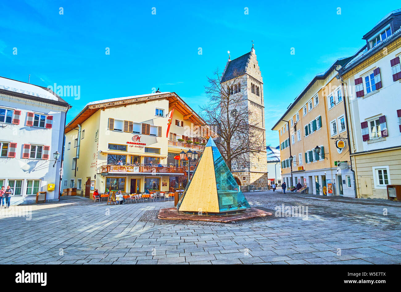 ZELL AM SEE, AUSTRIA - FEBRUARY 28, 2019: The central city square, named Stadtplatz, with traditional buildings and medieval stone bell tower of Paris Stock Photo