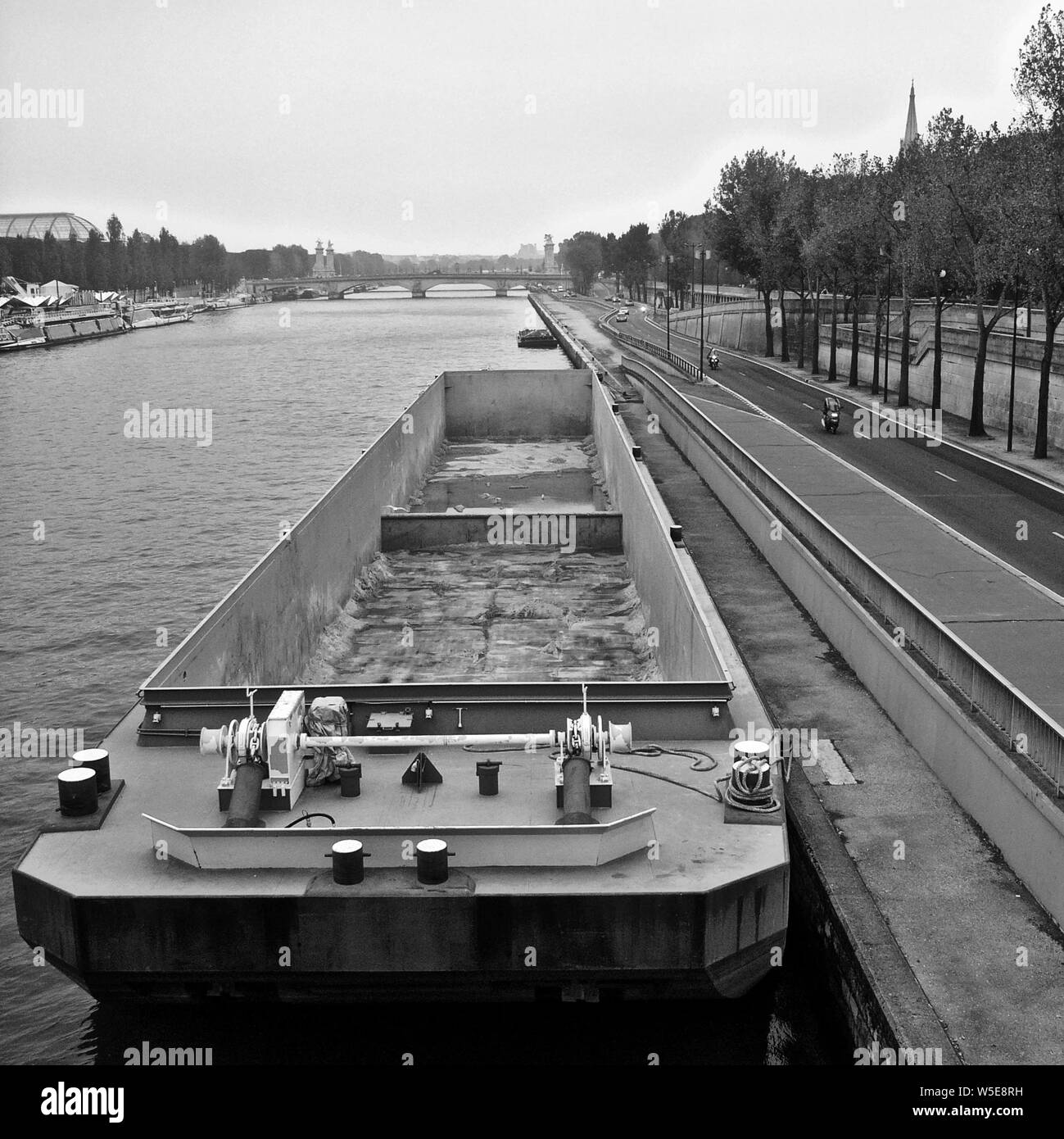 PARIS BOAT - PÉNICHE TENDER ALONG THE SEINE RIVER - LEFT EXPRESS ROAD NO LONGER OPEN TO CAR TRAFFIC - PARIS SEINE © Frédéric BEAUMONT Stock Photo