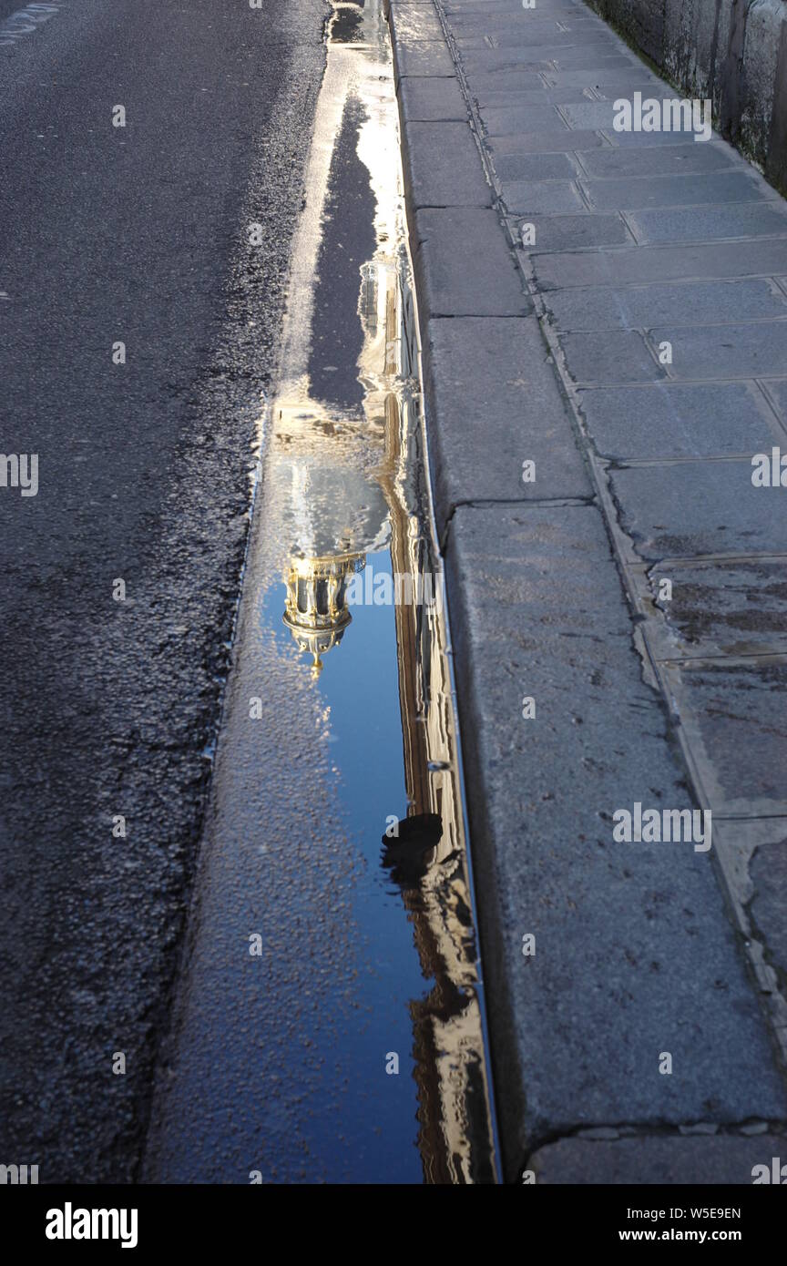PARIS STREET - GOLDEN REFLECTION OF THE INSTITUTE DOME IN A PUDDLE - PARIS STREET PHOTOGRAPHY © Frédéric BEAUMONT Stock Photo