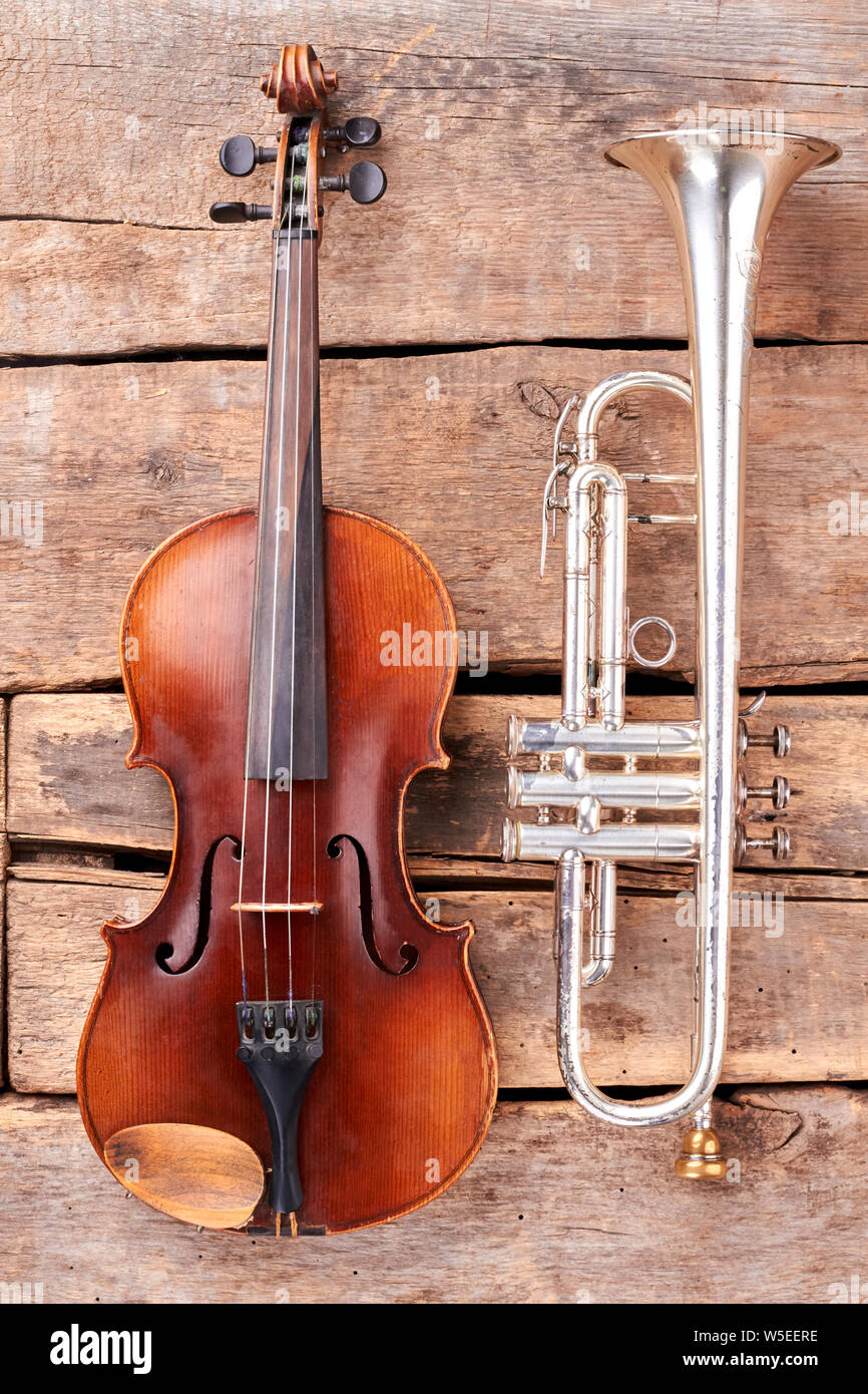 Violin and trumpet on wooden boards Stock Photo - Alamy