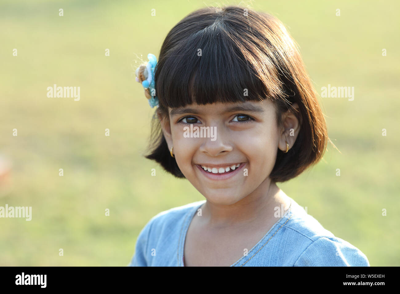 Portrait of a girl smiling Stock Photo - Alamy