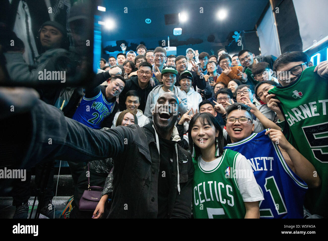 Basketball Signed Photos ORIMAMI Kevin Garnett Framed Photo Gift Set -  Signed 8x6 Inch Basketball Memorabilia Basketball Fan Gift Signed Print  35mm Film Desktop Decor, image size:1300x956