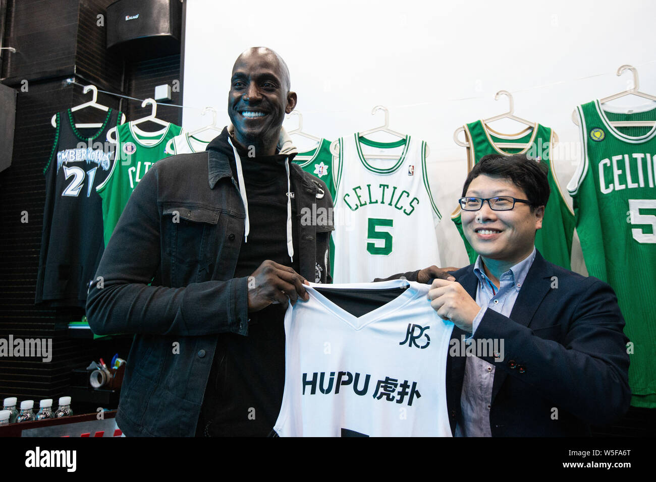 Basketball Signed Photos ORIMAMI Kevin Garnett Framed Photo Gift Set -  Signed 8x6 Inch Basketball Memorabilia Basketball Fan Gift Signed Print  35mm Film Desktop Decor, image size:1300x956