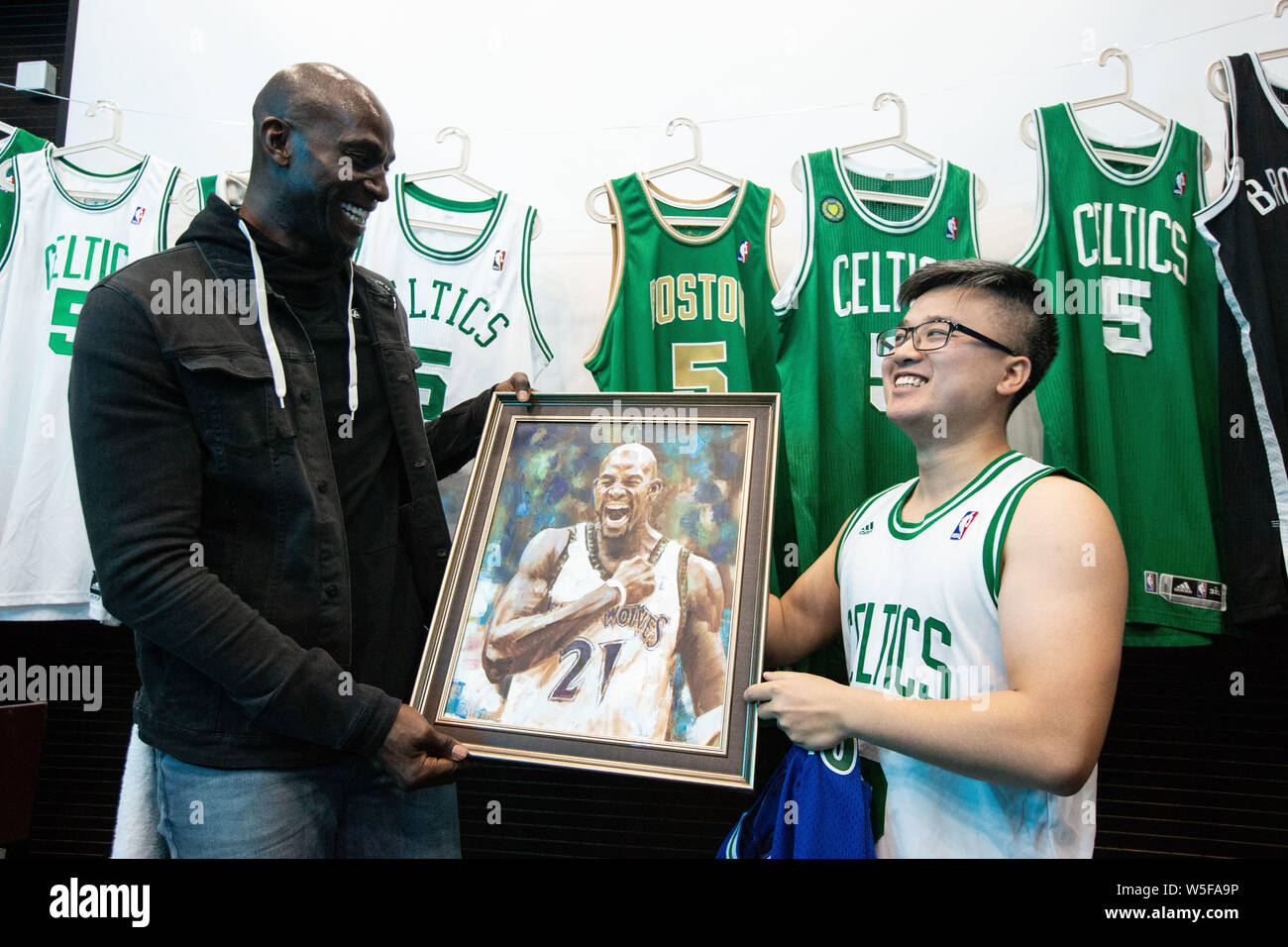 Basketball Signed Photos ORIMAMI Kevin Garnett Framed Photo Gift Set -  Signed 8x6 Inch Basketball Memorabilia Basketball Fan Gift Signed Print  35mm Film Desktop Decor, image size:1300x956