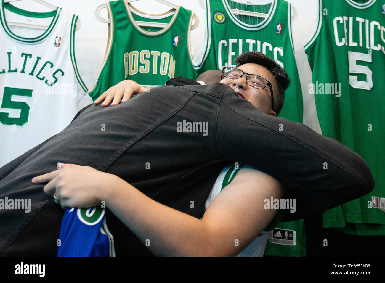 Basketball Signed Photos ORIMAMI Kevin Garnett Framed Photo Gift Set -  Signed 8x6 Inch Basketball Memorabilia Basketball Fan Gift Signed Print  35mm Film Desktop Decor, image size:1300x956