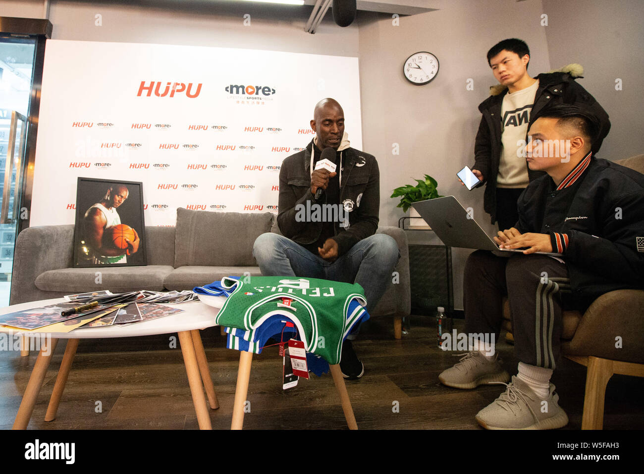 Basketball Signed Photos ORIMAMI Kevin Garnett Framed Photo Gift Set -  Signed 8x6 Inch Basketball Memorabilia Basketball Fan Gift Signed Print  35mm Film Desktop Decor, image size:1300x956