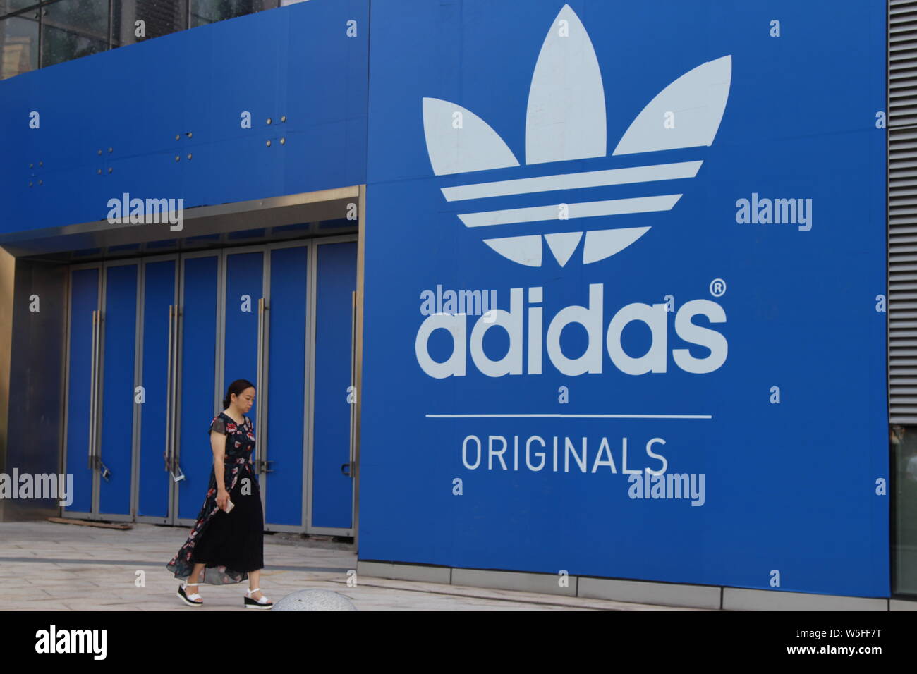 Adidas t hi-res stock photography and images - Alamy