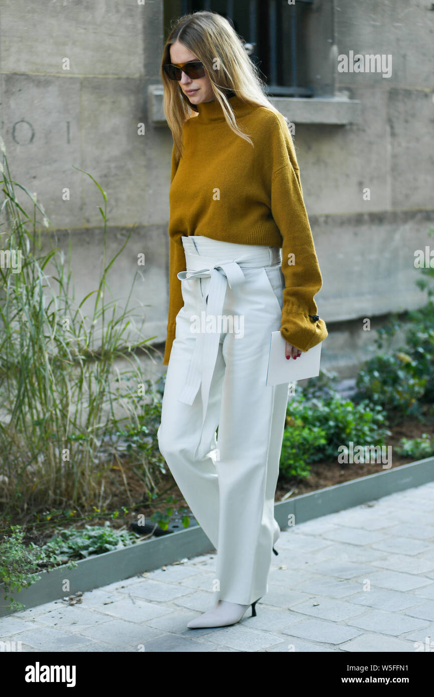 Trendy Woman Poses Street Snaps Paris Fashion Week Women Wear – Stock  Editorial Photo © ChinaImages #252700556