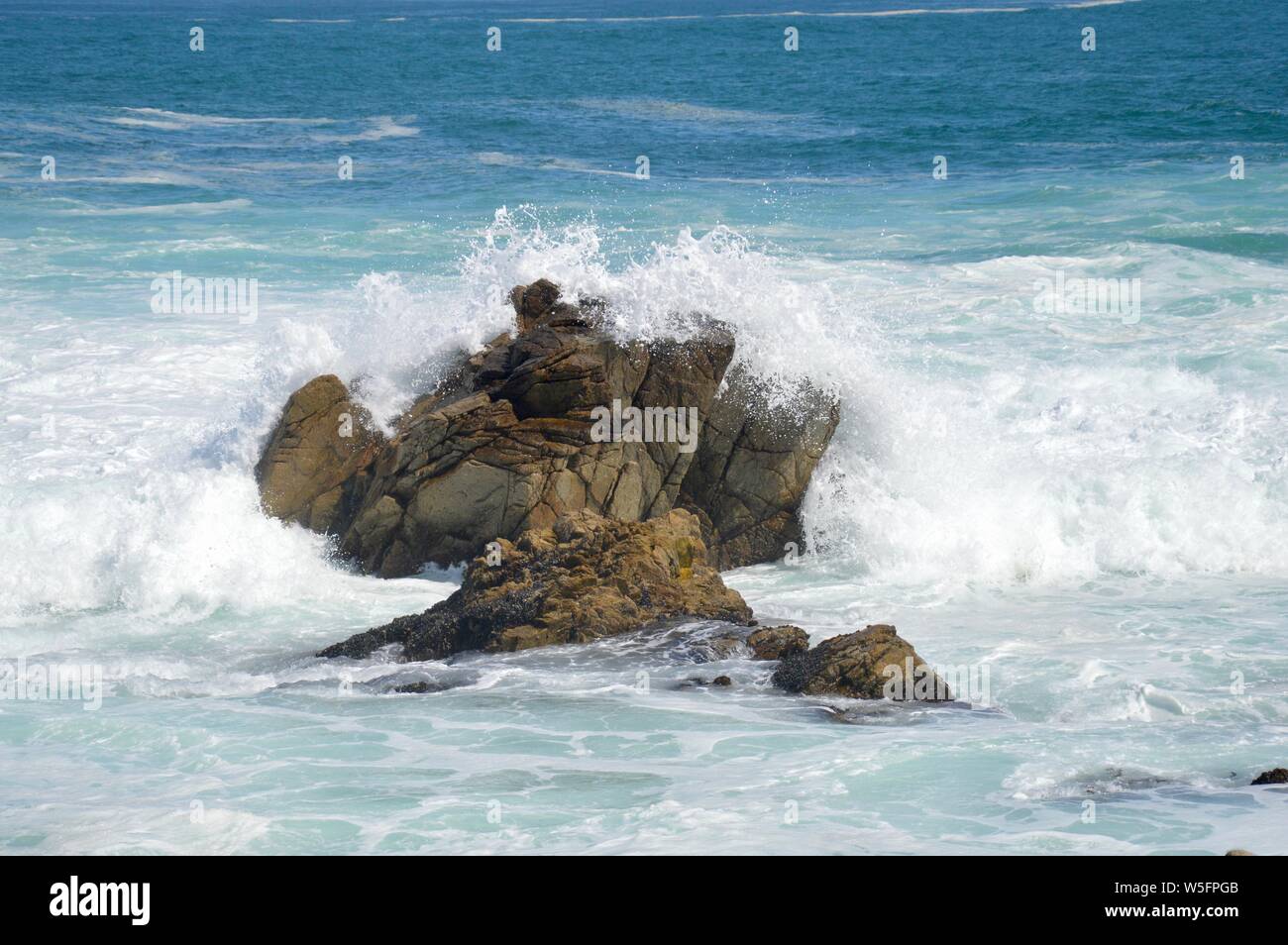 Dashing wave hi-res stock photography and images - Alamy