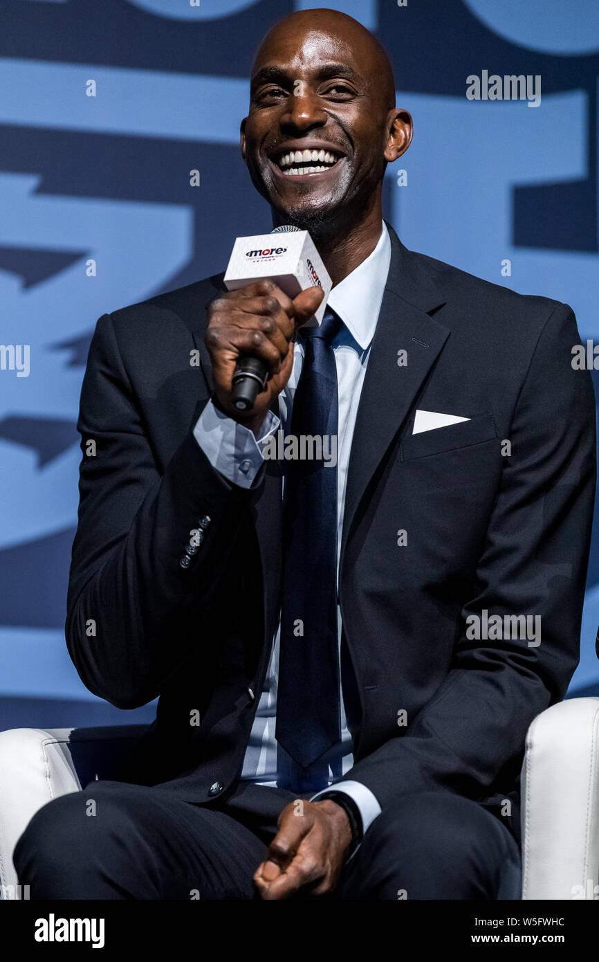 Basketball Signed Photos ORIMAMI Kevin Garnett Framed Photo Gift Set -  Signed 8x6 Inch Basketball Memorabilia Basketball Fan Gift Signed Print  35mm Film Desktop Decor, image size:866x1390