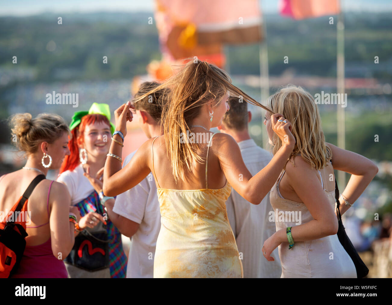 Girls dancing at music festival hi-res stock photography and images - Alamy
