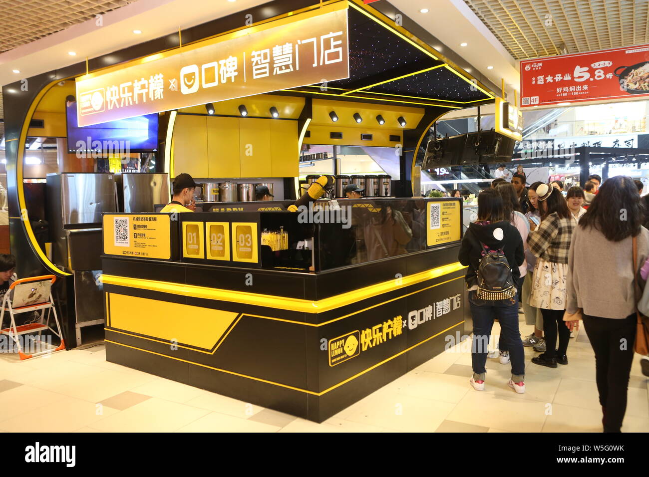 https://c8.alamy.com/comp/W5G0WK/a-robot-arm-makes-milk-tea-at-an-automated-store-in-shanghai-china-17-march-2019-a-shop-in-shanghai-has-robots-make-and-serve-bubble-tea-it-only-W5G0WK.jpg