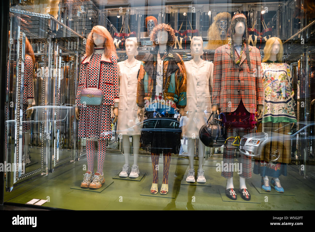 Gucci store milan italy hi-res stock photography and images - Page 3 - Alamy