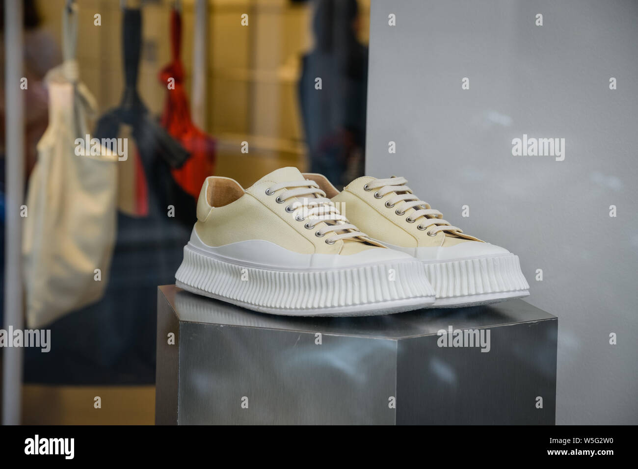 Milan, Italy - September 21, 2018: Jil Sander store in Milan.  Montenapoleone area. Fashion week Jil Sander shopping Stock Photo - Alamy