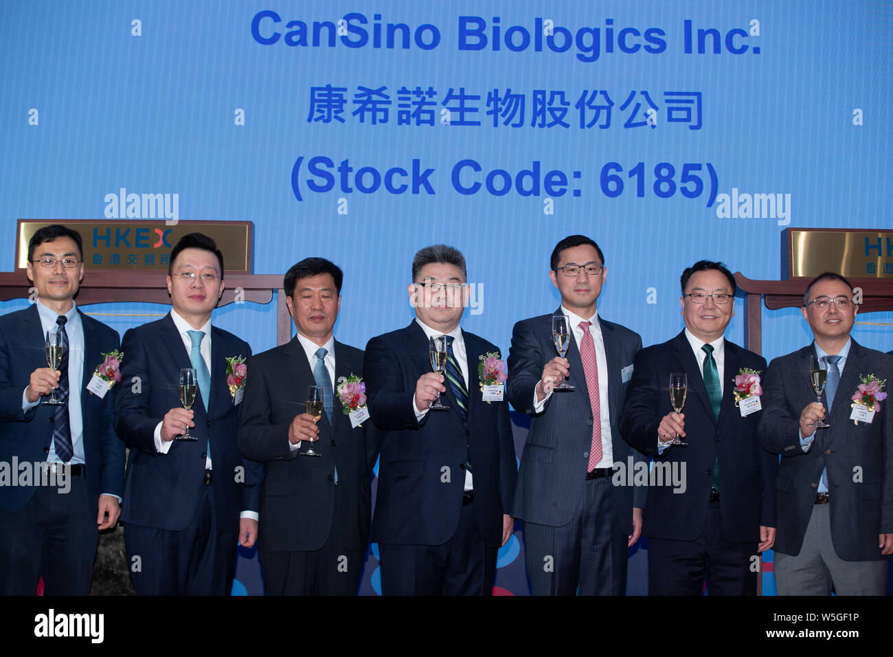 Yu Xuefeng Center Co Founder Chairman And Ceo Of Cansino Biologics Inc Poses During The Ceremony For The Listing Of Chinese Biotech Firm Cansino Stock Photo Alamy [ 956 x 1300 Pixel ]