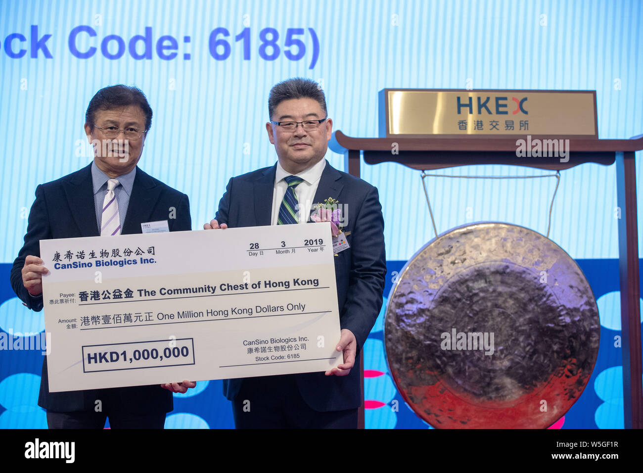 Yu Xuefeng Right Co Founder Chairman And Ceo Of Cansino Biologics Inc Poses During The Ceremony For The Listing Of Chinese Biotech Firm Cansino B Stock Photo Alamy [ 956 x 1300 Pixel ]