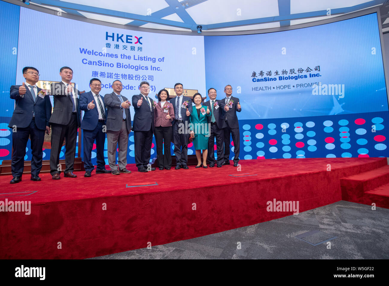 Yu Xuefeng Center Co Founder Chairman And Ceo Of Cansino Biologics Inc Poses During The Ceremony For The Listing Of Chinese Biotech Firm Cansino Stock Photo Alamy [ 956 x 1300 Pixel ]