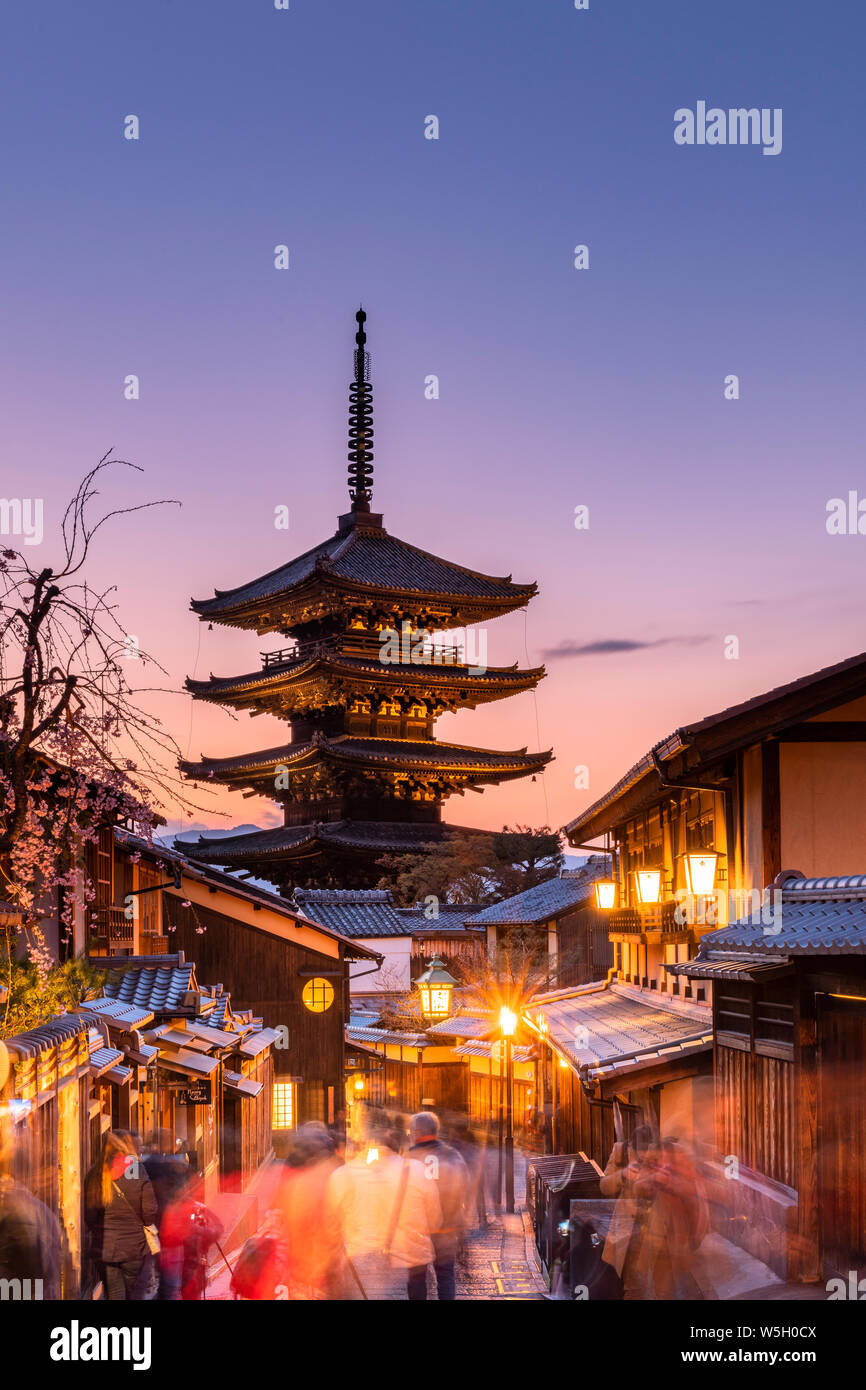 Sunset by the yasaka pagoda hi-res stock photography and images - Alamy