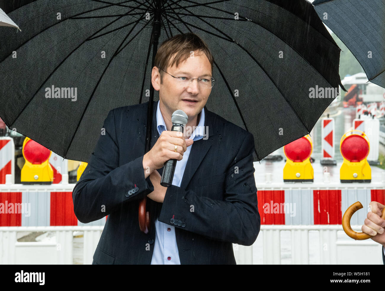 Walserberg, Austria. 29th July, 2019. Hans Reichhart (CSU), Transport Minister of Bavaria, takes part in a press conference near the Walserberg border control station. The third lane for border controls at Walserberg in the district of Salzburg in Austria was opened. The additional lane is intended to equalise traffic and reduce congestion. Credit: Lino Mirgeler/dpa/Alamy Live News Stock Photo