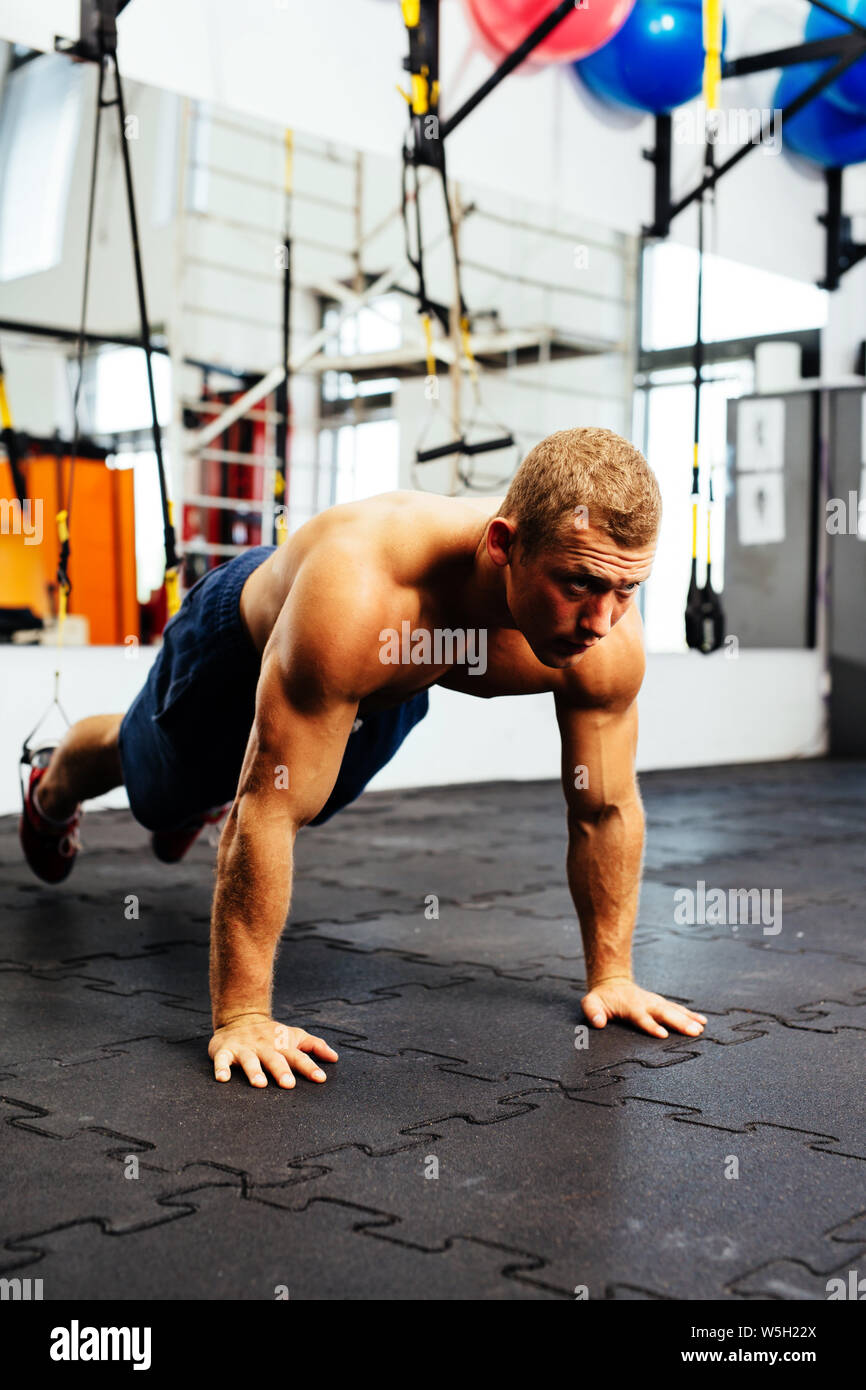 Young athlete practicing suspension training Stock Photo - Alamy