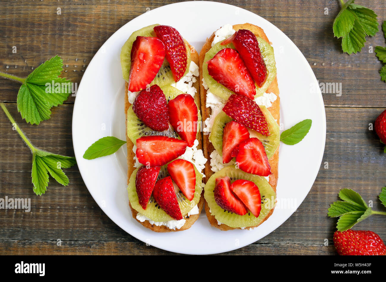 Kiwi top view hi-res stock photography and images - Alamy