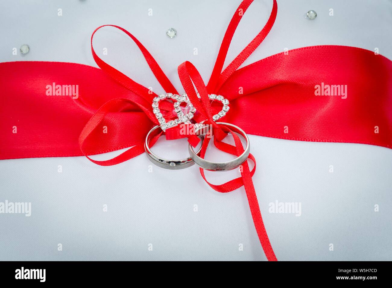 Symbolic photo on the subject of wedding and marriages. The wedding rings are a symbol of loyalty to the supporting persons, ie the spouses. | usage worldwide Stock Photo